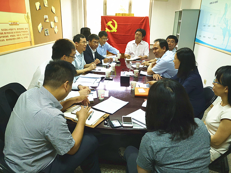 党员们热烈学习讨论_副本.jpg